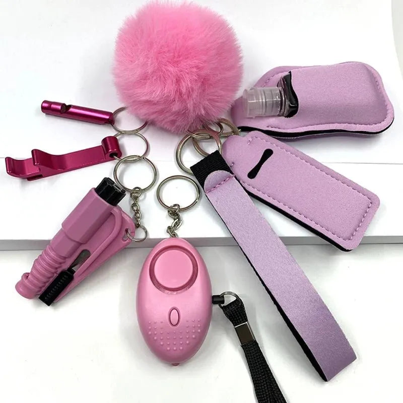 Set van 8 zelfverdedigingsproducten in roze inclusief sleutelhanger, fluffy pom pom, alarm, noodhamer en aanstekerhouder, gemaakt van hoogwaardig messing voor vrouwen.