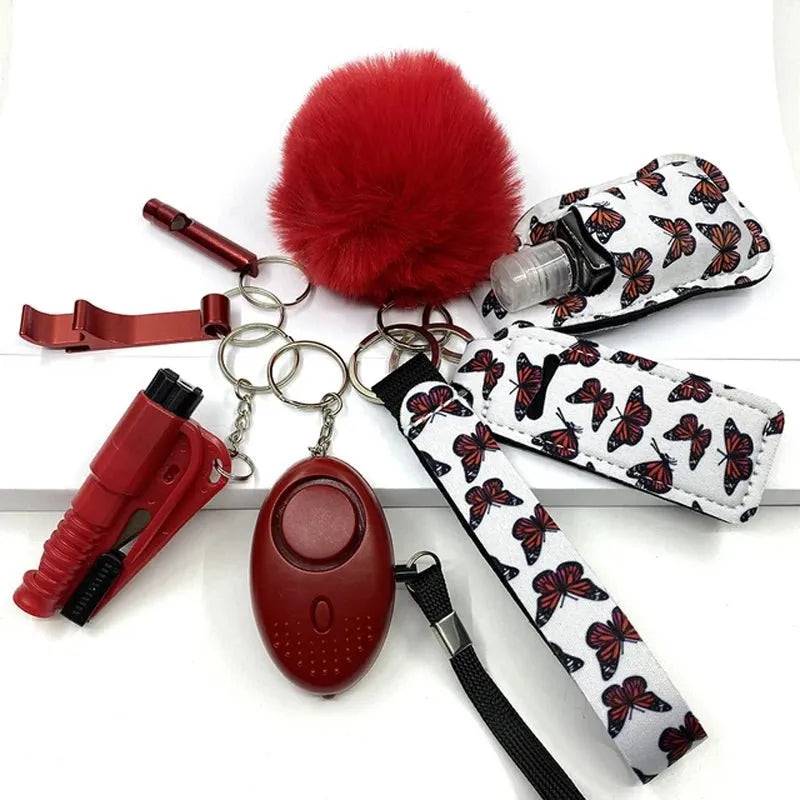 SafetyKey set 8-delig in luxe messing met zelfverdedigingsmogelijkheden, inclusief rode fluit, fluffy keychain, veiligheidsalarm, hulpgereedschap en sleutelhangers met vlinderdesign.