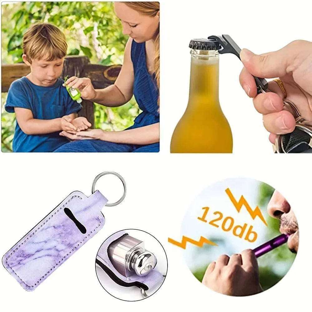 SafetyKey set 8-delig met persoonlijk alarm, flesopener, fluitje, beschermhoes voor flessen, lippenstiftzakjes, pompon-bal, polsbandje, en handdesinfecterende tas. Afbeeldingen tonen gebruik van handdesinfecterend middel, flesopener, fluitje en beschermhoes.